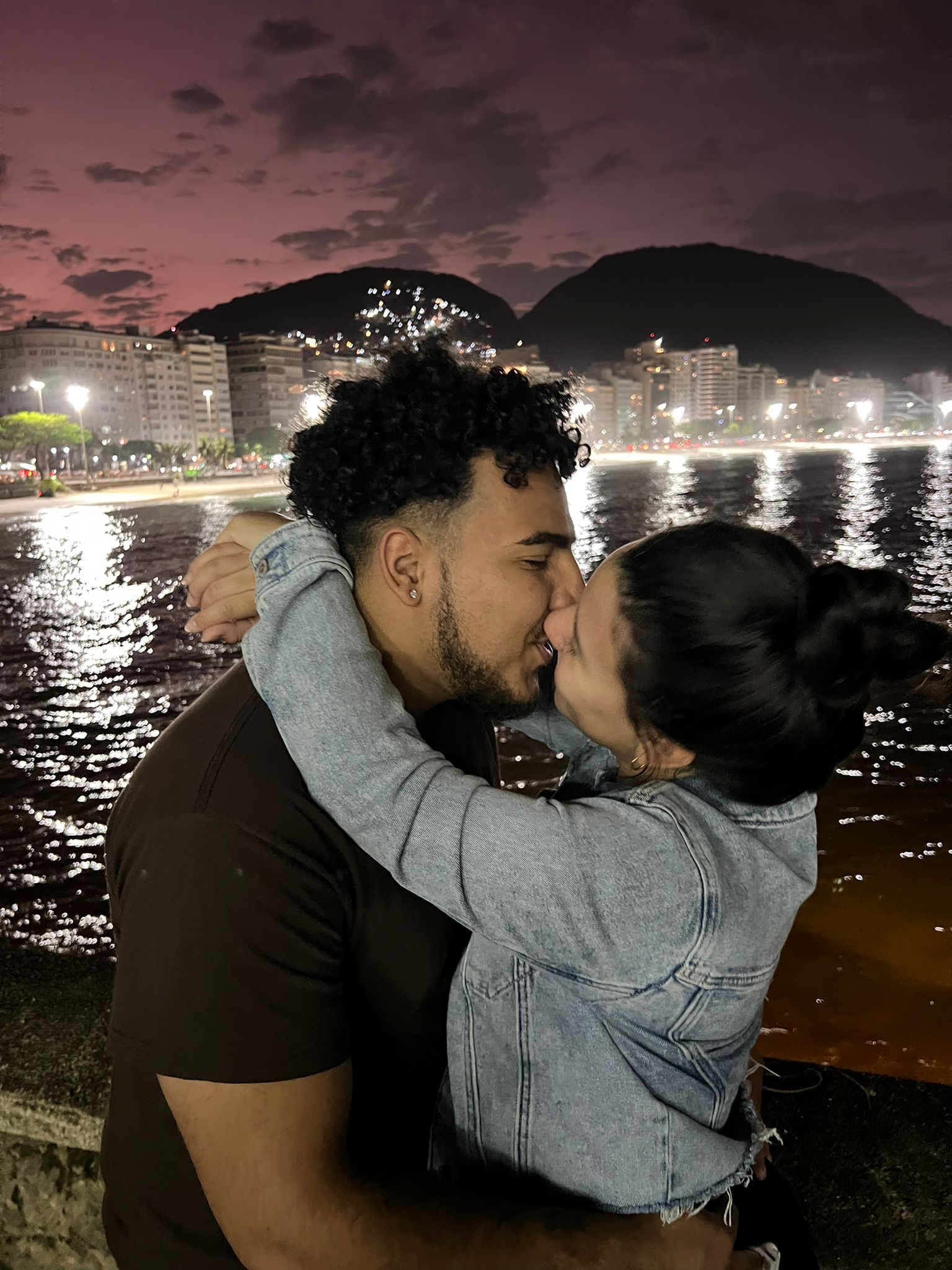 Casal em Copacabana à noite